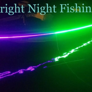 Puede incluir: Un barco con luces LED verdes y moradas iluminando el agua por la noche. El texto "Bright Night Fishing" es visible sobre el barco.