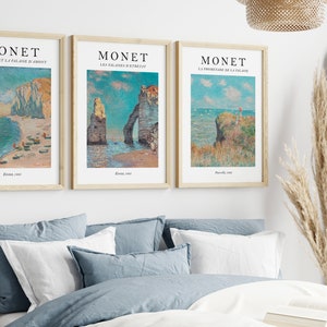Puede incluir: Tres impresiones enmarcadas de pinturas de Claude Monet que representan la costa francesa. Las impresiones est&aacute;n en un marco de madera claro y llevan los t&iacute;tulos "La Plage et La Falaise d'Etretat", "Les Falaises d'Etretat" y "La Promenade de la Falaise".