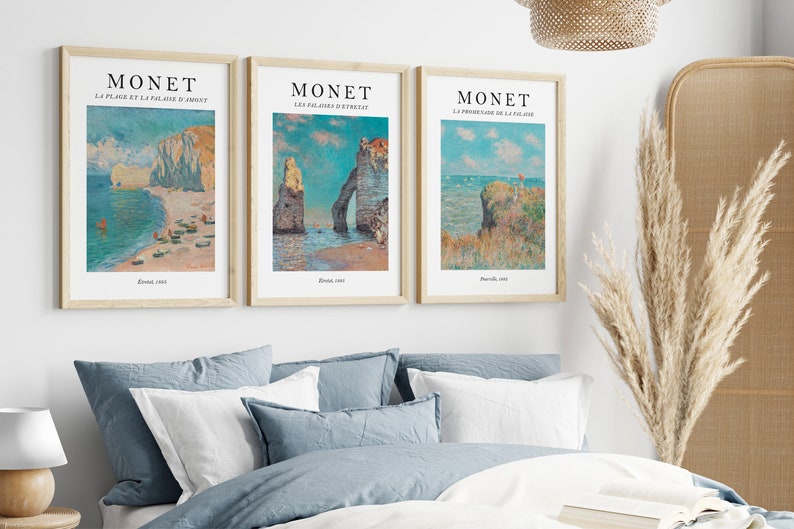 Puede incluir: Tres impresiones enmarcadas de pinturas de Claude Monet que representan la costa francesa. Las impresiones est&aacute;n en un marco de madera claro y llevan los t&iacute;tulos "La Plage et La Falaise d'Etretat", "Les Falaises d'Etretat" y "La Promenade de la Falaise".