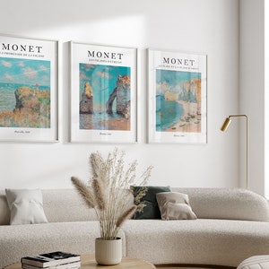 Puede incluir: Tres impresiones enmarcadas de paisajes marinos de Claude Monet. Las impresiones est&aacute;n en marcos blancos y llevan los t&iacute;tulos "La Promenade de la Falaise", "Les Glacis d'Etretat" y "La Plage d'Etretat et l'Aiguille".