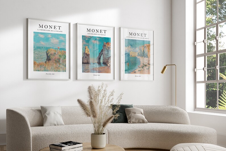 Puede incluir: Tres impresiones enmarcadas de paisajes marinos de Claude Monet. Las impresiones est&aacute;n en marcos blancos y llevan los t&iacute;tulos "La Promenade de la Falaise", "Les Glacis d'Etretat" y "La Plage d'Etretat et l'Aiguille".