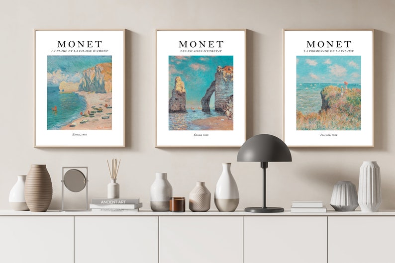 Puede incluir: Tres impresiones enmarcadas de paisajes marinos de Claude Monet. Las impresiones se titulan "La Plage et la falaise d'Amont", "Les falaises d'Etretat" y "La Promenade de la falaise".