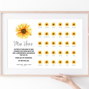 K&ouml;nnte beinhalten: Ein druckbares Klassenzimmer-Schild mit einem Sonnenblumen-Design und dem Text "Miss Harry" und "Wir f&uuml;hlen uns so richtig gl&uuml;cklich, eine Lehrerin zu haben, die all die F&uuml;rsorge, das Verst&auml;ndnis und die Geduld zeigt, die du hast. Danke f&uuml;r alles. Wir werden dich vermissen. Jahr Zwei - Eulenklasse 2021-2022". Das Schild enth&auml;lt auch ein Raster mit Sonnenblumen mit den Namen der Sch&uuml;ler der Klasse.