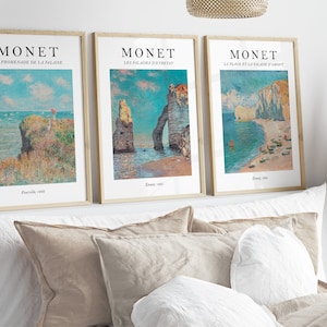 Puede incluir: Tres impresiones de arte enmarcadas de paisajes marinos de Claude Monet. Las impresiones presentan los t&iacute;tulos "La Promenade de la Filleuse", "Les Palais Detreuit" y "La Place et la Falaise d'Aval".