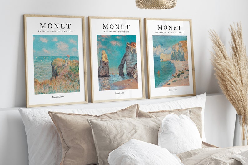 Puede incluir: Tres impresiones de arte enmarcadas de paisajes marinos de Claude Monet. Las impresiones presentan los t&iacute;tulos "La Promenade de la Filleuse", "Les Palais Detreuit" y "La Place et la Falaise d'Aval".