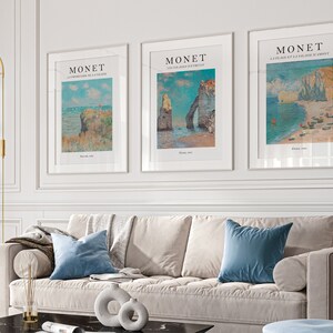 Puede incluir: Tres impresiones de arte enmarcadas de paisajes marinos de Claude Monet. Las impresiones est&aacute;n en marcos blancos y presentan el texto "MONET" y el t&iacute;tulo de cada pintura. Las pinturas son "La Corniche de la Plage", "Les falaises d'Etretat" y "La Plage et la falaise d'Etretat".