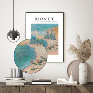 Puede incluir: Un p&oacute;ster con una pintura de Claude Monet titulada "La Plage et la Falaise d'Amont". La pintura representa una escena de playa con un acantilado rocoso en el fondo, agua azul y barcos en la orilla.