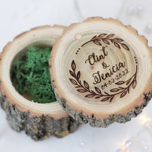 Scatola per anello rustica personalizzata e muschio verde naturale, scatola per anello con incisione, scatola per anello nuziale, scatola per anello in legno, scatola per anello di fidanzamento ~ Albero di acacia