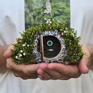 Natuurlijke schoonheid van ringdozen, houten ringdozen, rustieke ringdrager, buitenbruiloft, fantasiehuwelijk, huis van de ringen, aanzoeksringdoos afbeelding 3