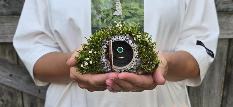 Natuurlijke schoonheid van ringdozen, houten ringdozen, rustieke ringdrager, buitenbruiloft, fantasiehuwelijk, huis van de ringen, aanzoeksringdoos afbeelding 3