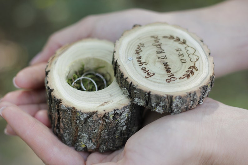 Caja de anillo personalizada rústica y musgo verde natural, caja de anillo de grabado, caja de anillo de boda, caja de anillo de madera, caja de anillo de compromiso Árbol de acacia imagen 5