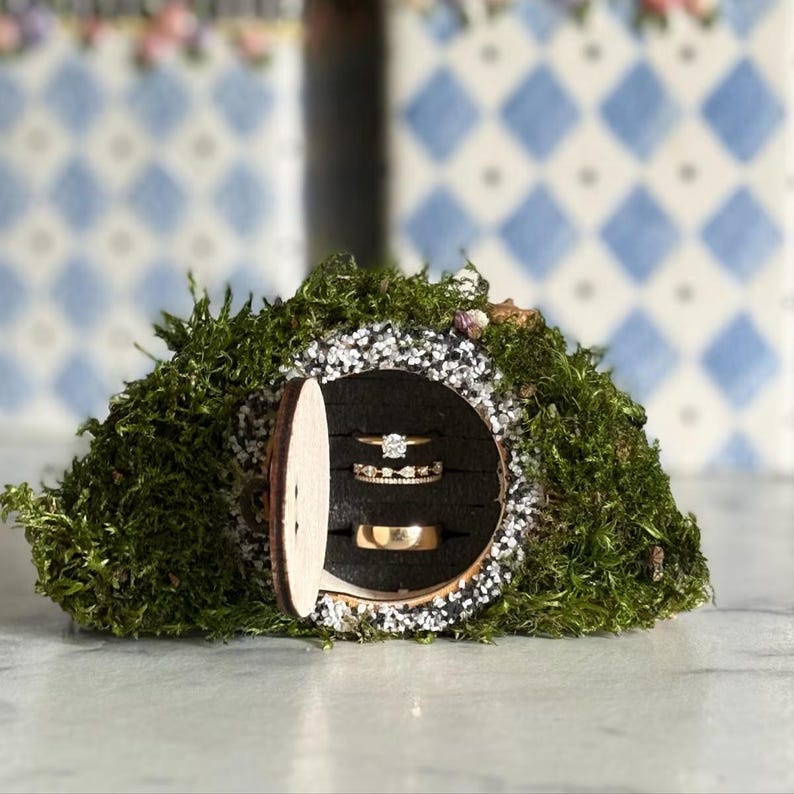Natuurlijke schoonheid van ringdozen, houten ringdozen, rustieke ringdrager, buitenbruiloft, fantasiehuwelijk, huis van de ringen, aanzoeksringdoos afbeelding 1