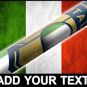 Peut inclure: Un écusson militaire bleu et or avec des étoiles et le mot "TAL" sur un fond de drapeau italien vert, blanc et rouge.