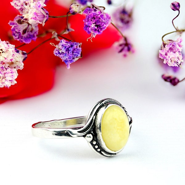 Petite bague en ambre baltique, bague en ambre blanc, bague en pierre ambrée, argent sterling avec bague en pierre précieuse ambrée, bague en ambre naturel, bague élégante pour femmes