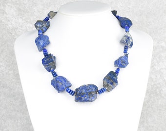 Necklace of rough Lapislazuli with spacers of small, cut Lapis-Rondells