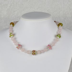 Rose quartz necklace with glass beads, painted with flowers, youthful, girly, delicate, spring-like image 2