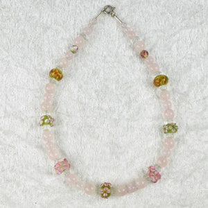 Rose quartz necklace with glass beads, painted with flowers, youthful, girly, delicate, spring-like image 3