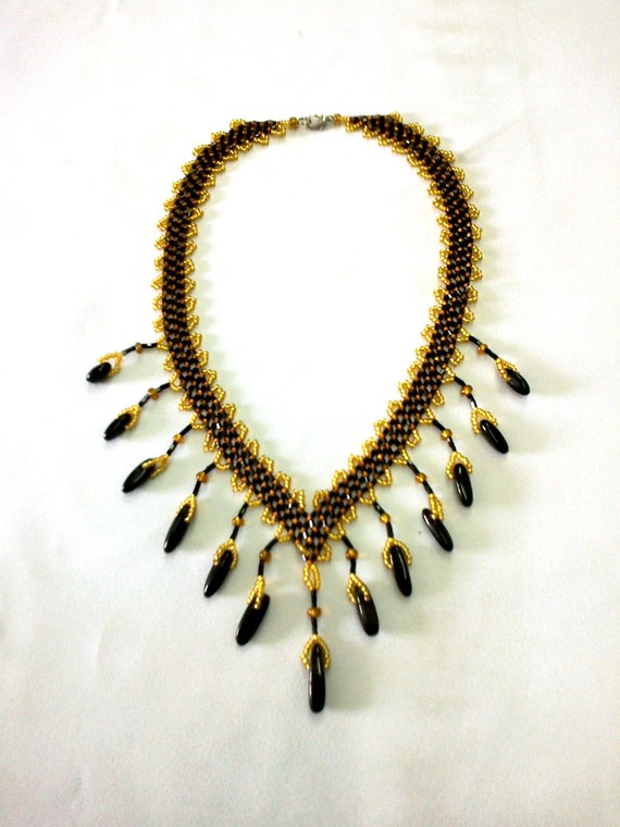 Perlenkette Perlen mit Stein Dekokette Halskette mit schwarzem Stein. Strickartikel, Schmuck, Damenaccessoires, Geschenk. Boho