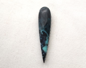 Langer und dünner schwarz-blau opalisierter Holz-Cabochon