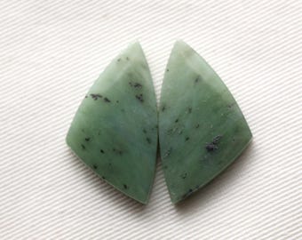 Par de cabujones de jade nefrita de piedra verde