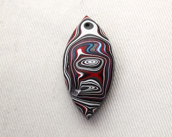 Cabochon de Fordite blanc rouge noir gris PERCÉ