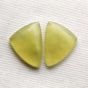 Een paar Vesuvianiet cabochons