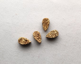 Quatre cabochons Druzy dorés 5x9 mm