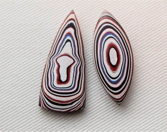 DEUX Cabochons de Fordite rouge blanc bleu