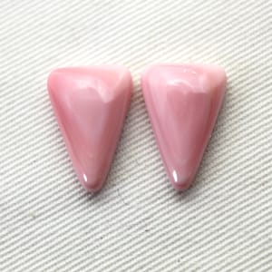 Par de cabujones triangulares rosas de concha reina de 18 x 12 mm