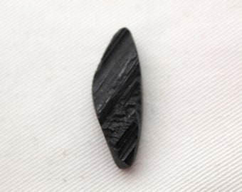 Cabochon de tourmaline noire pierre naturelle brut