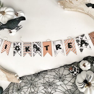 Orange Trick OR Treat Wood Banner , Halloween Banner , Halloween Garland , Halloween Bunting , Wood Banner