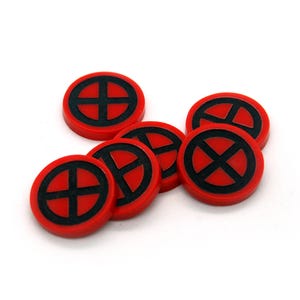 Peut inclure: Six jetons de jeu en plastique rouge avec un symbole de croix noire au centre.