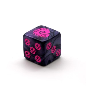 Puede incluir: Un dado de seis caras con un acabado jaspeado en morado oscuro y negro. La cara superior presenta un símbolo de espiral rosa brillante, mientras que la cara frontal muestra seis iconos circulares rosa brillante con un patrón interno.