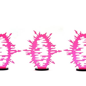 Könnte beinhalten: Drei rosa Tischdekorationen aus Acryl in Form eines stilisierten Energieschubs mit einer kreisförmigen Öffnung in der Mitte.