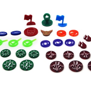 Peut inclure: Un ensemble de pièces de jeu en plastique colorées, comprenant du rouge, du bleu, du vert et de l'orange. Les pièces sont en forme d'étoiles, de drapeaux, de cercles et de cœurs. Il y a aussi plusieurs pièces avec un numéro 3 blanc dessus.