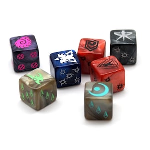 Puede incluir: Un conjunto de siete dados multicolores con varios símbolos y puntos. Los dados son en tonos de rojo, azul, negro y gris, con símbolos verdes, rosas y blancos. Estos dados son para juegos de mesa.