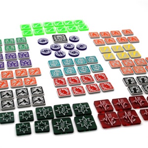 Könnte beinhalten: Ein Satz bunter Spielsteine für ein Brettspiel. Die Spielsteine sind aus Kunststoff und haben verschiedene Formen und Designs. Es gibt grüne Häkchen, violette Sterne, orange Hämmer, blaue Flammen, gelbe Blitze, rote Herzen und grüne Sterne.