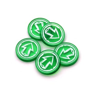 Könnte beinhalten: Fünf durchscheinende grüne Spielmarken. Jede runde Marke hat einen weißen Pfeil, der nach oben zeigt. Die Marken liegen auf einem weißen Hintergrund verstreut.
