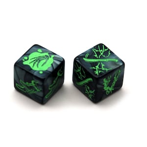 Può includere: Due dadi a sei facce con un aspetto scuro e marmorizzato e simboli verde neon. I dadi hanno un design unico, con ogni faccia caratterizzata da simboli diversi. I dadi sono su uno sfondo bianco.
