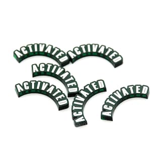 Peut inclure: Six arches en plastique vert et blanc avec le mot "ACTIVATED" imprimé dessus.