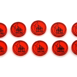 Könnte beinhalten: Zehn rote Spielmarken aus Kunststoff mit einem schwarzen Umriss eines Hauses und eines Fuchses.