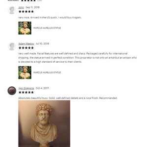 Puede incluir: Un primer plano de un busto de m&aacute;rmol blanco de Marco Aurelio. El busto est&aacute; sobre una base negra y tiene una cara y un cabello detallados. El busto es una r&eacute;plica de la estatua romana original.