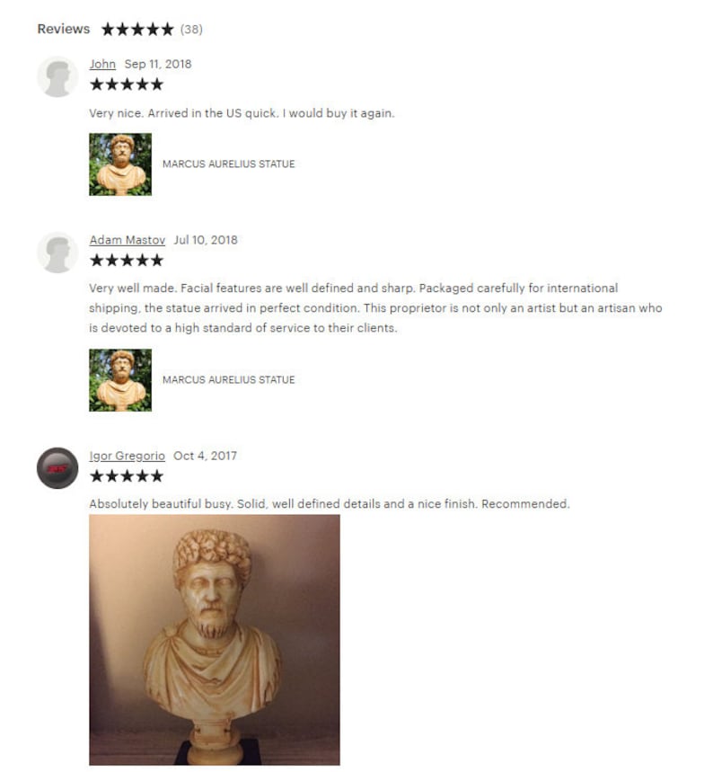 Puede incluir: Un primer plano de un busto de m&aacute;rmol blanco de Marco Aurelio. El busto est&aacute; sobre una base negra y tiene una cara y un cabello detallados. El busto es una r&eacute;plica de la estatua romana original.