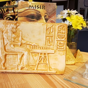 NEFERTARI PLAYING SENET