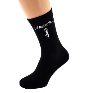 Ich würde lieber Yoga mit Vriksasana-Baum-Pose-Bild in weißem Vinyl auf schwarzen Herrensocken mit hohem Baumwollanteil drucken. Einheitsgröße, UK 8-12