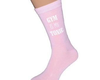 Gym est mon texte tonique imprimé en vinyle blanc sur des chaussettes en coton mélangé rose pour femme. Taille unique, UK adulte 4-8