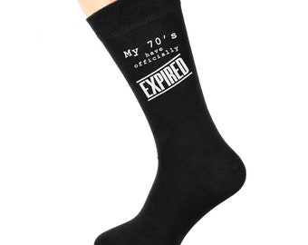 Meine 70er Jahre sind offiziell abgelaufen Gedruckt in weißem Vinyl auf schwarzen Baumwollsocken für Herren. Größe, UK 8-12. Tolles Geschenk zum 80er Geburtstag