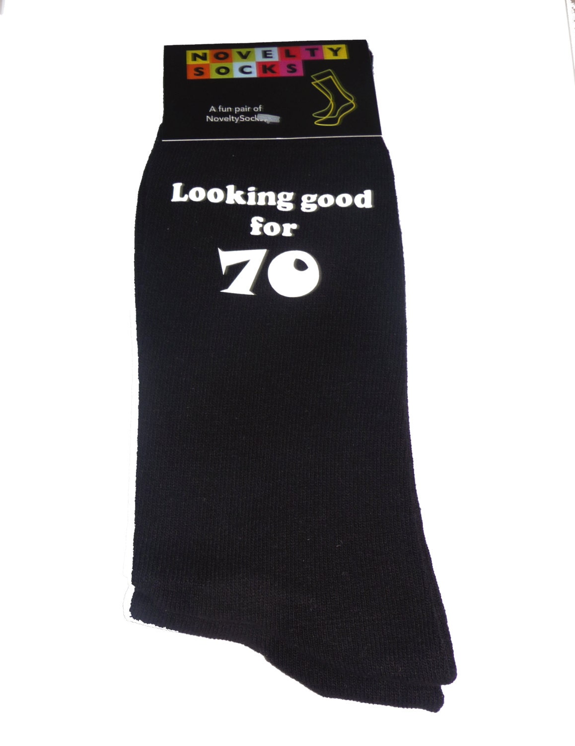 Calzini Regalo 70° Compleanno Uomo - 'It Took 70 Years To Look This Good!' - Cotone Lungo Polpaccio, Taglia 42-45, Antiscivolo, Divertenti