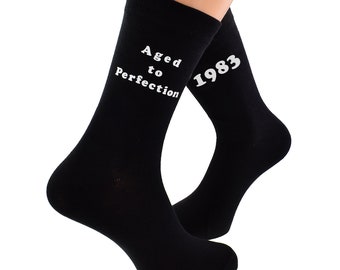 Aged to Perfection 1983 Imprimé en vinyle blanc sur des chaussettes riches en coton noir pour homme. Taille unique, Royaume-Uni 8-12