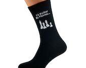 I'd Rather Be Ice Skating With Skate Image Printed In White Vinyl On Mens Black Cotton Rich Socks Great. One Size, UK 8-12 - Foto 6
